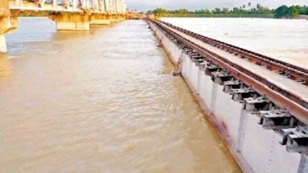 बिहार: बाढ़ के कारण सुगौली-नरकटियागंज रेलवे ट्रैक बंद, पानी में डूबे पुल के  गर्डर | Flood affected operation of trains in few areas of bihar | TV9  Bharatvarsh