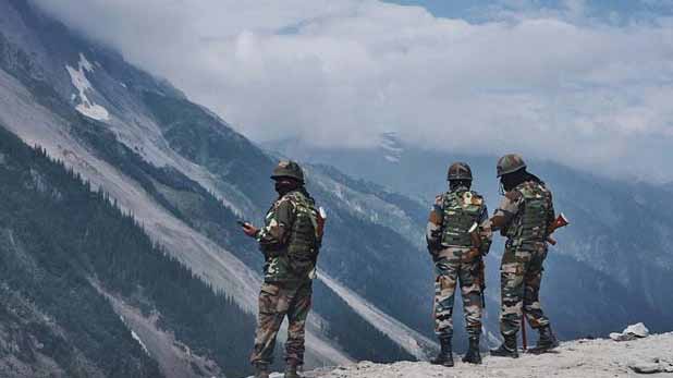 Indian and Chinese soldiers face to face within shooting range at Spanggur  Gap in Ladakh- लद्दाख के स्पैंगगुर गैप में शूटिंग रेंज पर चीन ने तैनात किए  हजारों सैनिक, भारतीय सेना अलर्ट