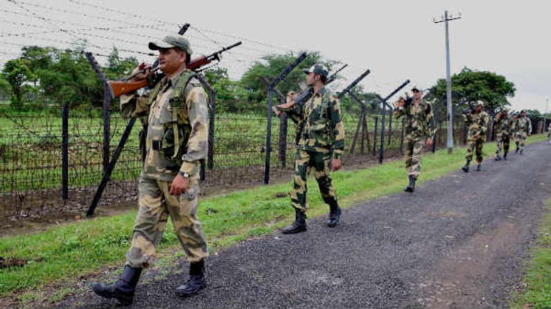 प. बंगाल: गैर कानूनी तरीके से सीमा पार कर रहे थे 12 भारतीय-5 बांग्लादेशी, BSF ने किया गिरफ्तार | West bengal bsf arrested 17 people crossing loc in illegal way | TV9 Bharatvarsh