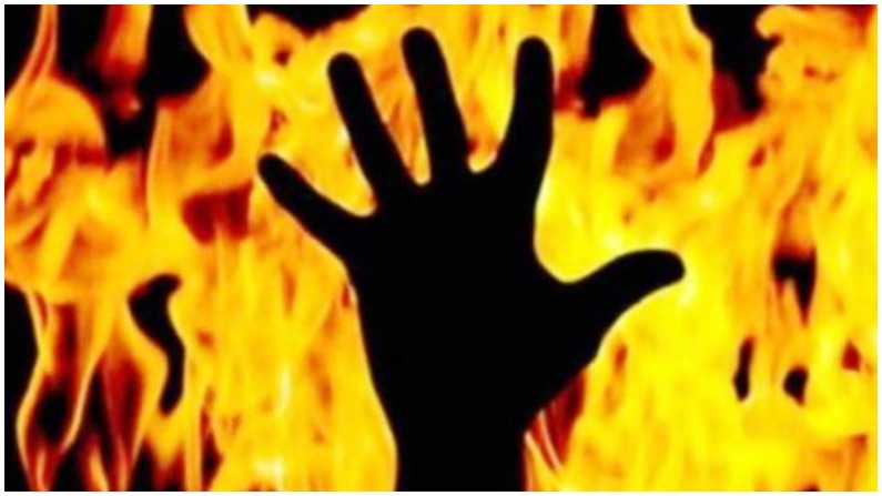 West Bengal: Husband sets himself on fire with wife and son, death of  three, daughter saved: