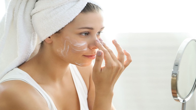 Skincare: सर्दियों में हेल्दी और ग्लोइंग स्किन पाने के लिए अपनाएं ये टिप्स  | Winter care tips for healthy and glowing skin follow these tips | TV9  Bharatvarsh