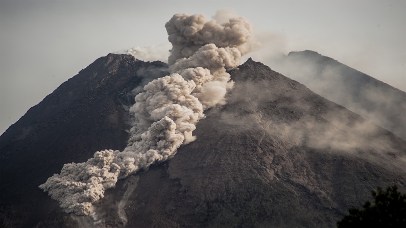 Indonesia: letusan gunung berapi, sungai lava yang mengalir, asap racun yang membara, kepanikan masyarakat