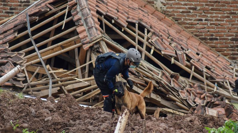 Indonesia: Menyelamatkan orang yang terperangkap di bawah reruntuhan, kemudian bencana lain melanda, sedikitnya 11 orang meninggal