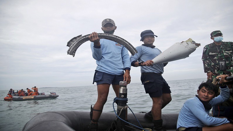 Kecelakaan pesawat di Indonesia: kotak hitam pesawat ditemukan, potongan tubuh penyelamat ditemukan, baca semua update