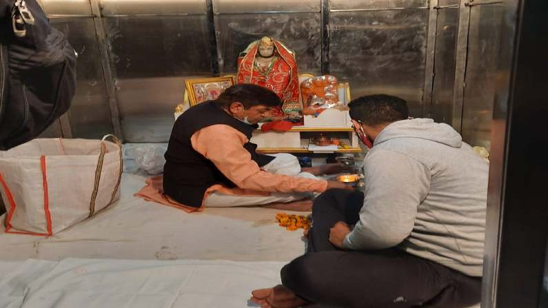 दिल्ली: डेढ़ महीने बाद चांदनी चौक में फिर बना हनुमान मंदिर, स्थानीय लोगों ने स्टील के अस्थायी ढांचे में रखी मूर्ति