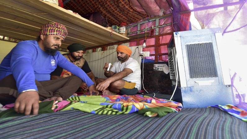 गन्ने का जूस, कूलर और मच्छरदानियां...गर्मी से बचने को किसानों ने गाजीपुर बॉर्डर पर किए ये इंतजाम