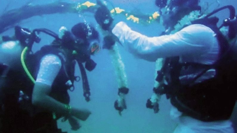 समुद्र के अंदर हुई खास शादी, 60 फीट गहरे पानी में जाकर दूल्हा-दुल्हन ने लिए सात फेरे | Engineer couple ties knot underwater in tamilnadu