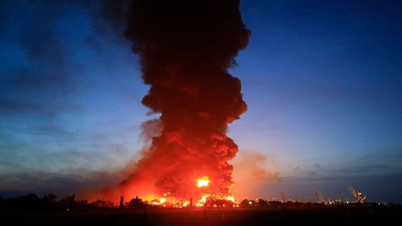 Kebakaran di Kilang Minyak Indonesia (3)