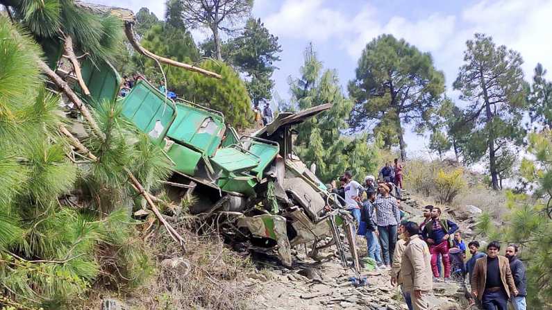 Chamba Bus Accident: चंबा बस हादसे में अब तक 9 की मौत - 9 जख्मी, प्रशासन ने दी आर्थिक मदद |Himachal Pradesh Chamba Bus Accident 9 killed Immediate relief of Rs 20000 each | TV9 Bharatvarsh