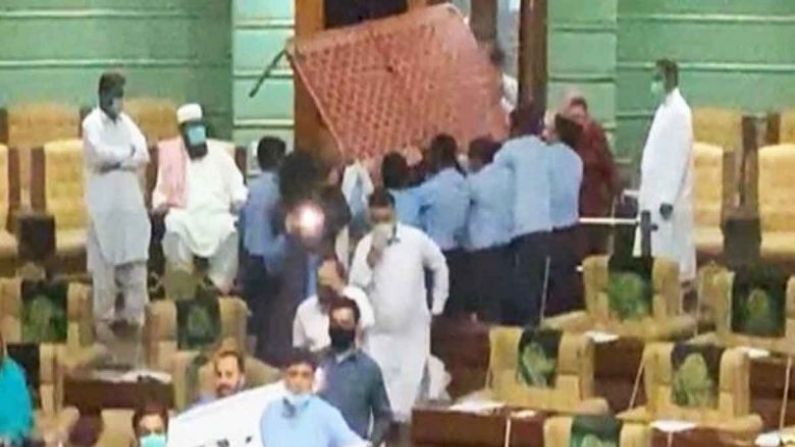 Video: 'Legacy of democracy' turned out in Pakistan, MLAs arrived in Sindh Assembly with cots, there was a lot of ruckus