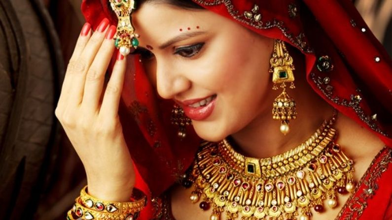 Gold Price Outlook: Is This the Right Time to Buy Gold?  Gold has become cheaper by Rs 2200 in just 7 days
