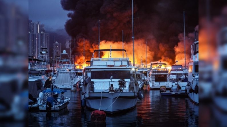 16 boats caught in terrible fire in Hong Kong's Typhoon Shelter, after six hours of hard work, the flames were found under control