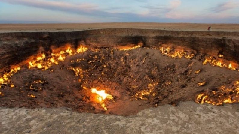 There is a mysterious 'door of hell' in this desert, Sholay has been burning for years and no one knows anything, even the government is not extinguishing the fire.