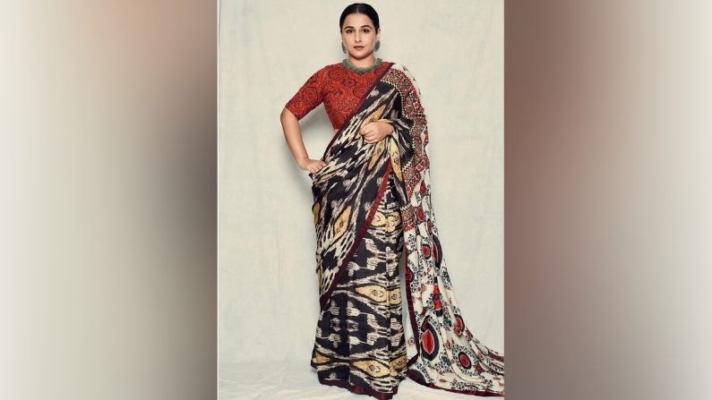 Expensive Saree : विद्या बालन ने कैरी की बेस्पोक प्रिंटेड ब्लैक साड़ी, कीमत का नहीं लगा सकते अंदाजा | Vidya Balan wear a printed saree with maroon blouse | TV9 Bharatvarsh