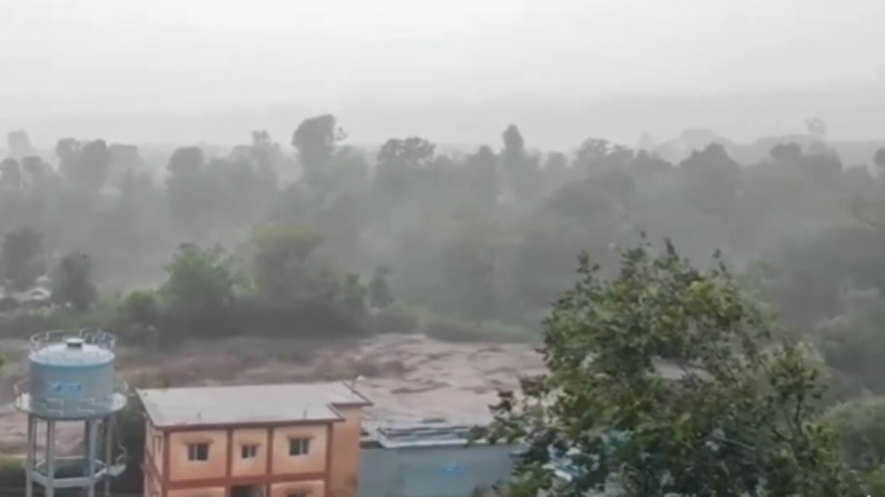 Himachal Pradesh: धर्मशाला में बादल फटने से आई बाढ़, पानी के तेज बहाव के साथ बह गईं कारें, देखें-VIDEO | Himachal pradesh dharmshala cloud busted or many vehicles swept away | TV9