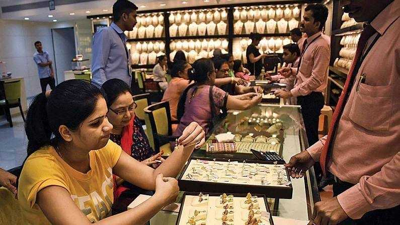 Gold Silver Price Today: On the last day of the week, gold and silver fell drastically, gold became cheaper by Rs 451 and silver by Rs 559.